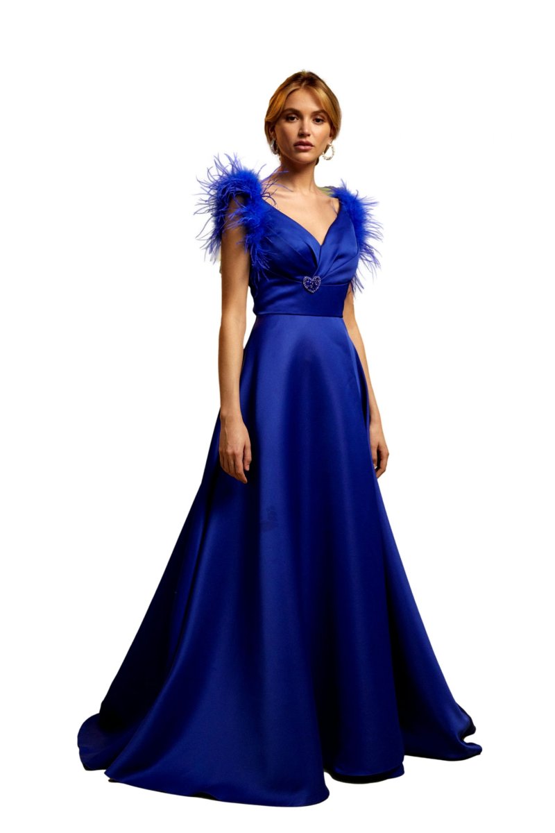 Vestido largo corte princesa con apertura y plumas . - Imagen 3
