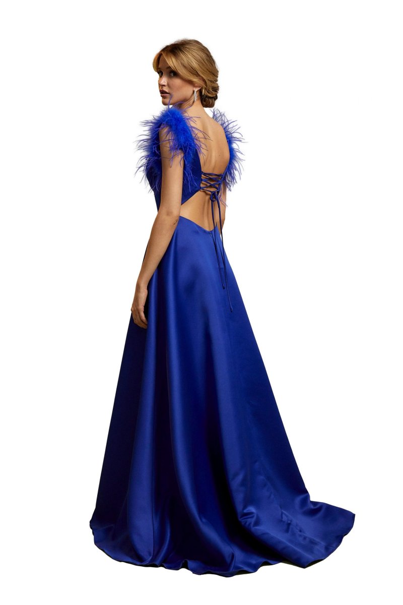 Vestido largo corte princesa con apertura y plumas . - Imagen 4