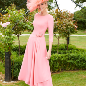 Vestido corto de invitada en crepé con cuello a la caja.