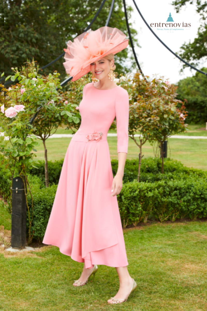 Vestido corto de invitada en crepé con cuello a la caja.
