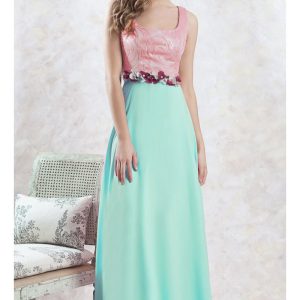 Vestido bicolor con escote cuadrado.
