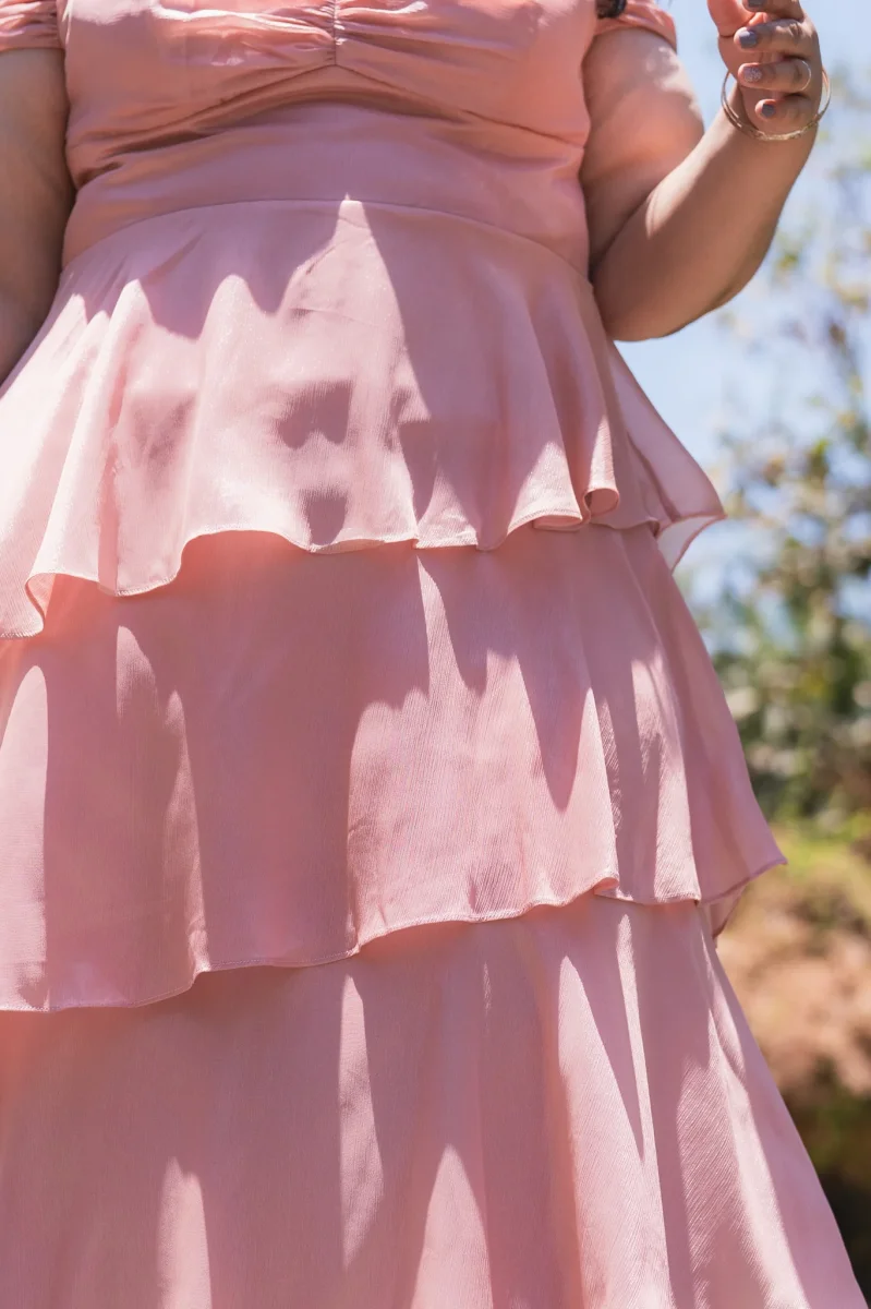 Maxi Vestido Curvy Holanes Rosa Femenino Statement Vibrante - Imagen 4