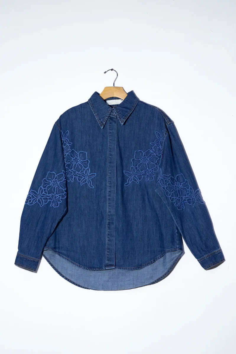 Camisa Curvy Denim con Flores Bordadas Femenina Statement - Imagen 4