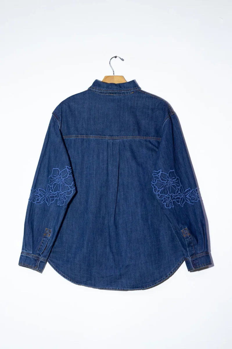 Camisa Curvy Denim con Flores Bordadas Femenina Statement - Imagen 7